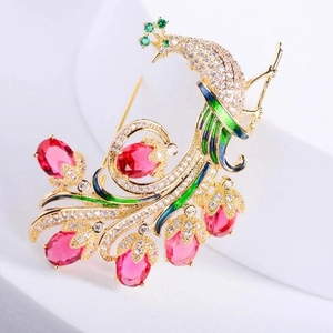 Broche paon luxueuse avec zircons blancs et émail émeraude sur base dorée