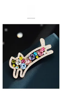 Détail d'une broche chat de luxe avec incrustations de cristaux colorés étincelants