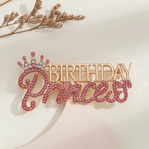 Vue détaillée de la broche Birthday Princess avec strass roses et motif couronne