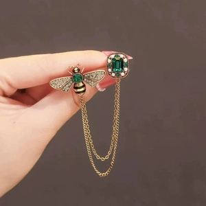 Vintage bee chain brooch with emerald stones and pearls for elegant women clothing