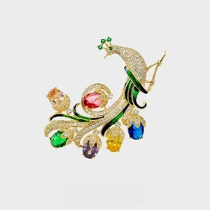 Broche paon luxueuse avec pierres précieuses multicolores et finition dorée pour femme