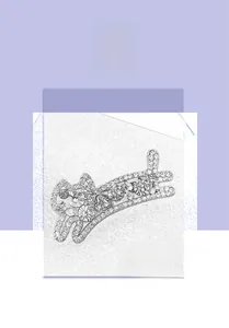 Vue détaillée d'une broche chat en argent avec pavage de cristaux et motif cœur
