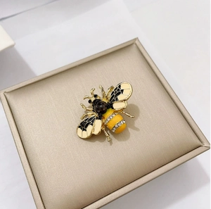 Prachtige emaille bijenbroche met fonkelende strassteentjes en gouden legering voor dames
