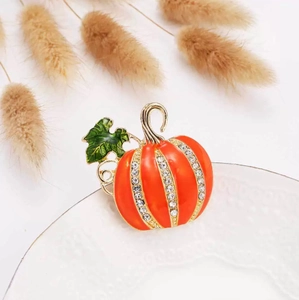 Broche citrouille en strass avec émail orange scintillant et détails de feuilles dorées