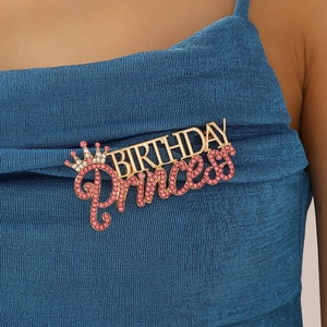 Détail de la broche Birthday Princess en cristal avec strass roses sur tricot bleu