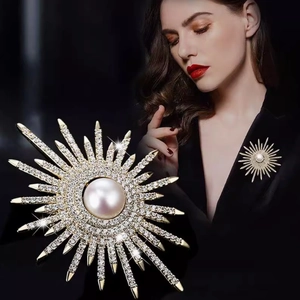 Elegante Spilla A Raggiera Di Girasole Con Perla Artificial Sintetica Centrale E Strass Lega Placcata Oro Argento Spilla Per Gioielli Da Donna