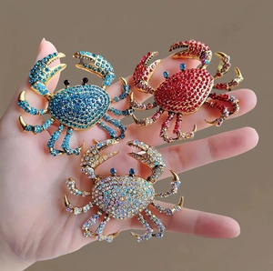 Lot de trois broches crabe en strass colorés en bleu marine, rouge et blanc iridescent