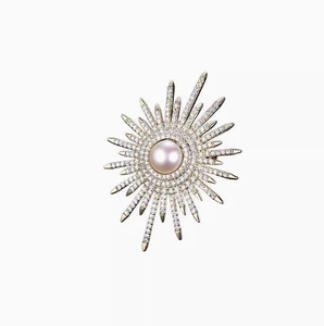 Elegante spilla a sole con perla centrale e scintillanti accenti in zircone cubico