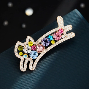 Broche chat élégante en métal doré avec cristaux colorés et diamants blancs sertis