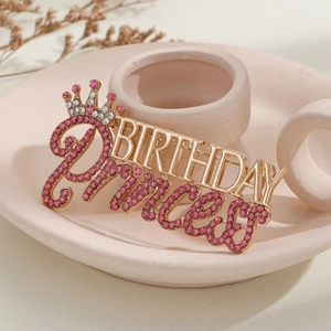 Broche Lettre Strass Birthday Princess à la Mode pour Femmes Épingle Couronne en Alliage de Zinc Or Bijou de Fête