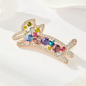 Broche chat chic avec cristaux colorés et diamants blancs étincelants sur métal or rose