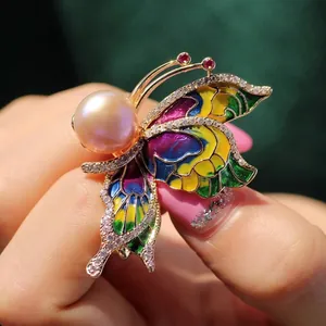 Broche papillon de luxe avec perle violette, émail coloré et diamants pour femme
