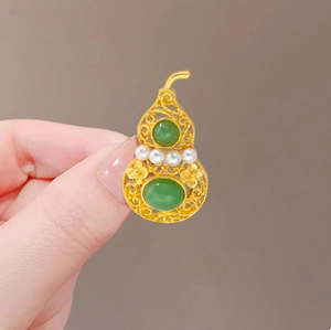 Exquisite goldene Hulu Brosche mit Hohlmustern, grünen Edelsteinen und weißen Perlen