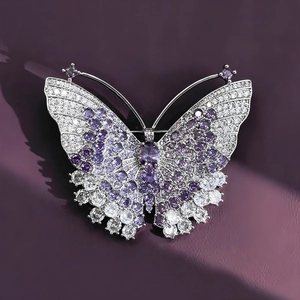 Broche papillon élégante avec zircons violets et blancs sur un fond en cuir luxueux