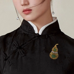 Eleganter chinesischer Goldkürbis-Brosche mit grüner Jade und Perlen auf schwarzem Cheongsam