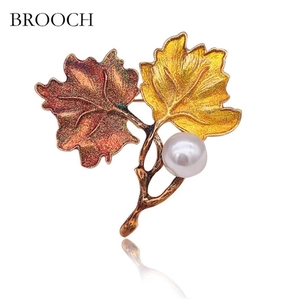 Vintage Alloy Enamel Maple Leaf Brooch Pin For Women Elegant Faux Artificial Pearl Plant Jewelry Accessory Wedding Banquet Party Gift