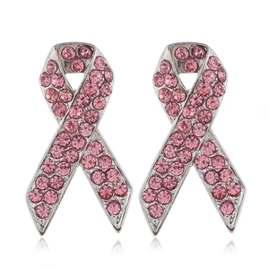 Details von rosa Strass-Schleifenohrsteckern mit Versilberung auf weißem Hintergrund