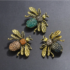 Vintage Alloy Bee Brooch Rhinestone Inlaid Insect Lapel Pin For Women Men Clothing Accessories Anti-exposure Jewelry Gift