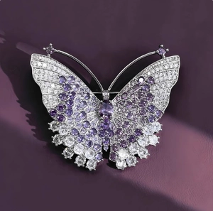 Elegante vlinderbroche met paarse zirkonia en stenen op getextureerde achtergrond