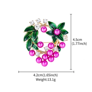 Dimensions de la broche couronne florale 4,5cm par 4,2cm avec perles mauves et feuilles