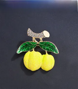 Détail macro d'une broche en forme de durian avec texture jaune et tige sertie de strass