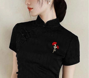 Elegante rote Nelkenbrosche mit weißer Perle an einem schwarzen Qipao-Kleid