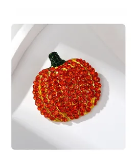 Detailaufnahme der glitzernden Kürbis-Brosche mit orangen und grünen Strasssteinen