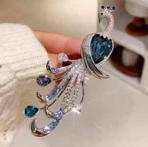 Elegant Peacock Brooch For Women Zinc Alloy Rhinestone Inlaid Heart Shaped Crystal Vintage Luxury Corsage Pin Dress Accessory