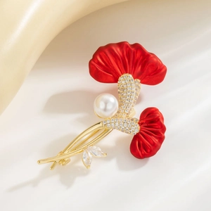 Eleganter Nelken-Anstecker mit roter Emaille, Perlen und Gold-Finish für Damen