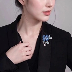 Broche orchidée en cristal bleu élégant avec feuille et perle sur revers noir