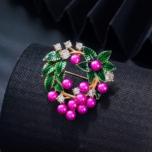 Élégante broche fleur de baies avec perles violettes et émail vert sur fond noir