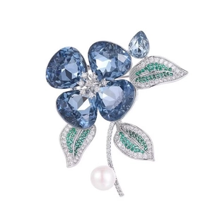 Broche orchidée élégante avec cristaux bleus, pierres vertes et perle sur base argent