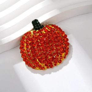 Eleganter Halloween Kürbis-Anstecker mit funkelnden orangefarbenen Strasssteinen in Gold