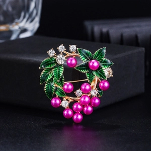 Élégante broche couronne de fleurs dorée avec feuilles vertes, perles mauves et cristaux