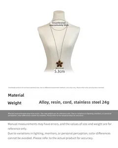 Sautoir avec cordon de 90cm et pendentif fleur en résine marron de 5,3cm sur mannequin
