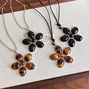 Colliers longs avec pendentifs fleurs en résine sur chaîne à billes et cordon noir