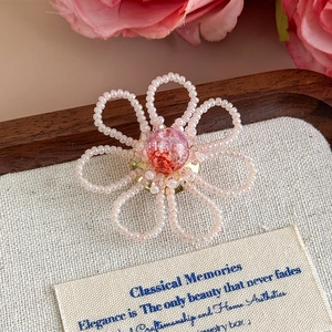 Dettaglio di eleganti ciondoli a fiori di perline rosa per decorare scarpe jelly