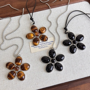 Collier à pendentif fleur style Y2K avec pierre résine œil de tigre et chaînes argentées