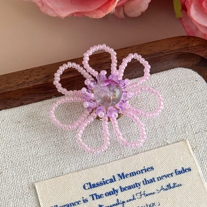 Dettaglio del ciondolo a fiore di perline in cristallo rosa per scarpe e sabot