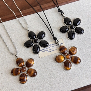 Collier Pendentif Fleur Vintage Résine Oeil de Tigre Pierre Agate Noire Chaîne Longue Pull Alliage Acier Inoxydable Bijoux