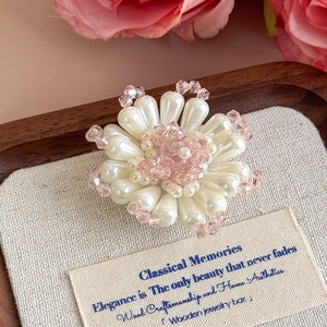 Dettaglio di ciondolo floreale con cristalli rosa e perle per decorare zoccoli