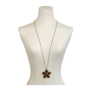 Collier pendentif fleur en oeil de tigre avec chaîne à billes argentée sur mannequin