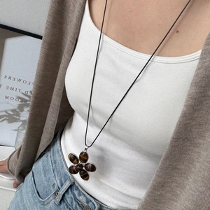 Long collier avec pendentif fleur en résine marron et cordon noir pour femmes chic