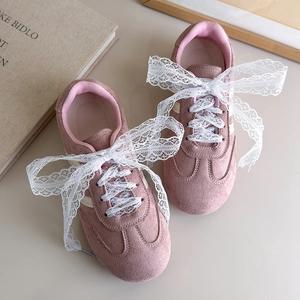 Baskets en daim rose avec de larges lacets en dentelle blanche et rayures beiges