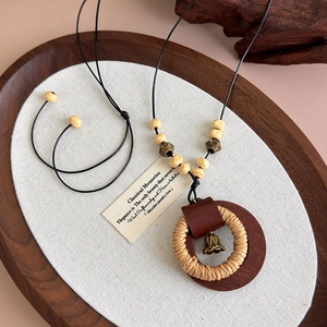 Collana lunga Zen fatta a mano in legno con anelli intrecciati e campanello in bronzo