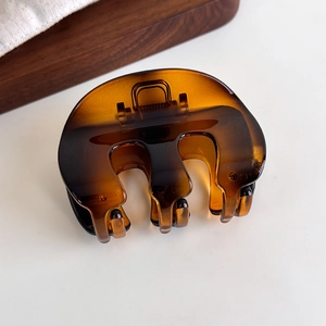Detail der bernsteinfarbenen Harz-Haarklammer in Schildpatt-Optik mit Glanz-Finish