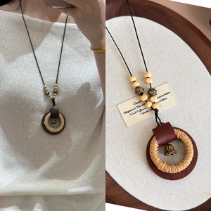 Collana Etnica Vintage con Pendente in Legno Intrecciato con Campanello in Lega e Dettagli in Pelle Lunga Catena Maglione Bohemian Donna