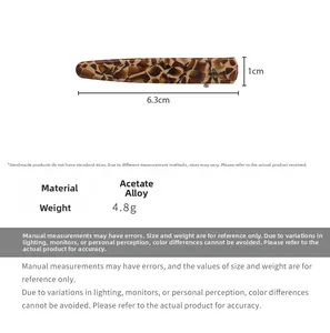 Détail de la barrette en acétate écaille de tortue, dimensions 6,3 cm de long et 1 cm de large