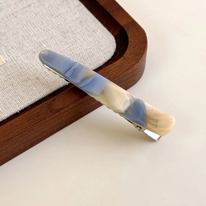 Détail de la pince à cheveux en acétate marbré avec gravure dorée France handmade