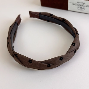 Detailed macro view of the twisted brown floral fabric texture and non-slip inner teeth